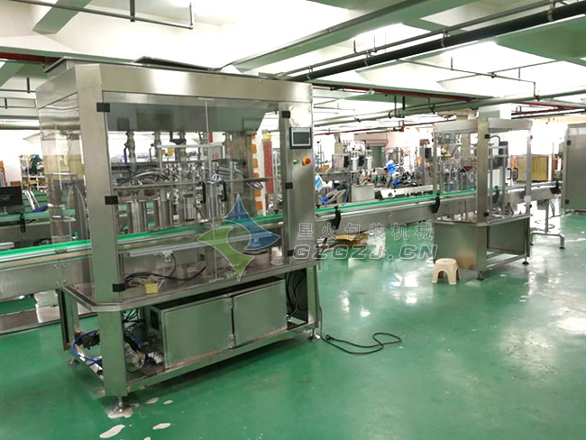 沐浴露灌裝機(jī)整機(jī)展示